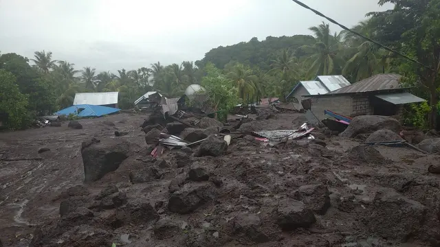 Banjir bandang terjadi di Kabupaten Flores Timur, Nusa Tenggara Timur (NTT).