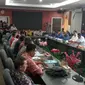 Rapat dengar pendapat umum (RDPU) DPRD Kota Batam bersama Asosiasi Pedagang Seken Batam, Senin (17/4/2023). (Liputan6.com/ Ajang Nurdin)