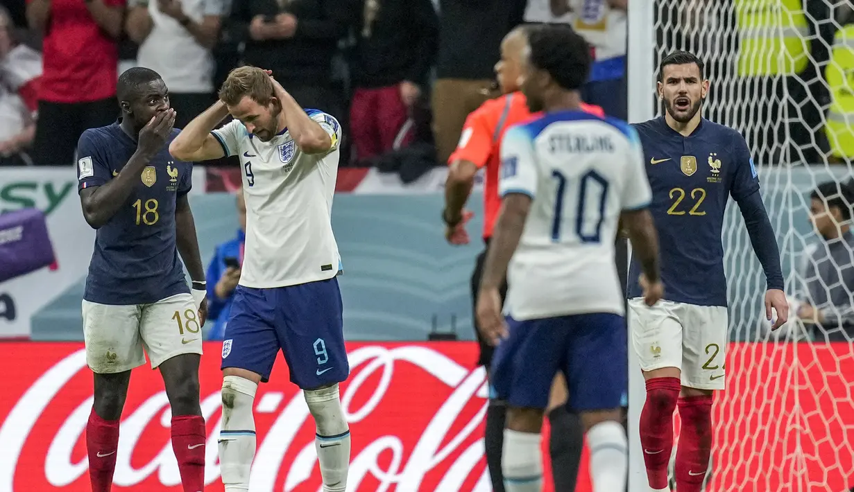 Sayang, Harry Kane yang kembali menjadi algojo akhirnya gagal pada kesempatan keduanya. Bola tendangannya melambung jauh di atas mistar gawang Hugo Lloris. (AP/Christophe Ena)