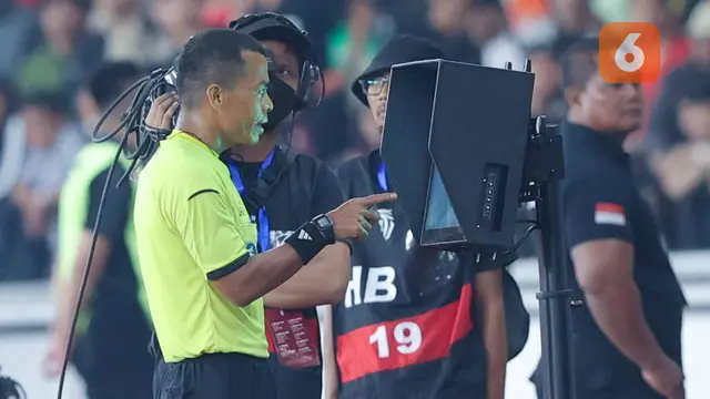 Foto: Kesulitan Menembus Pertahanan Dewa United, Persija Jakarta Hanya Mampu Imbang di SUGBK