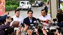 Ketua Umum Persatuan Sepak Bola Seluruh Indonesia (PSSI) Erick Thohir (tengah) menyampaikan, perhatian Presiden Prabowo memberi dampak emosional besar bagi para pemain. (Foto: Cahyo - Biro Pers Sekretariat Presiden)