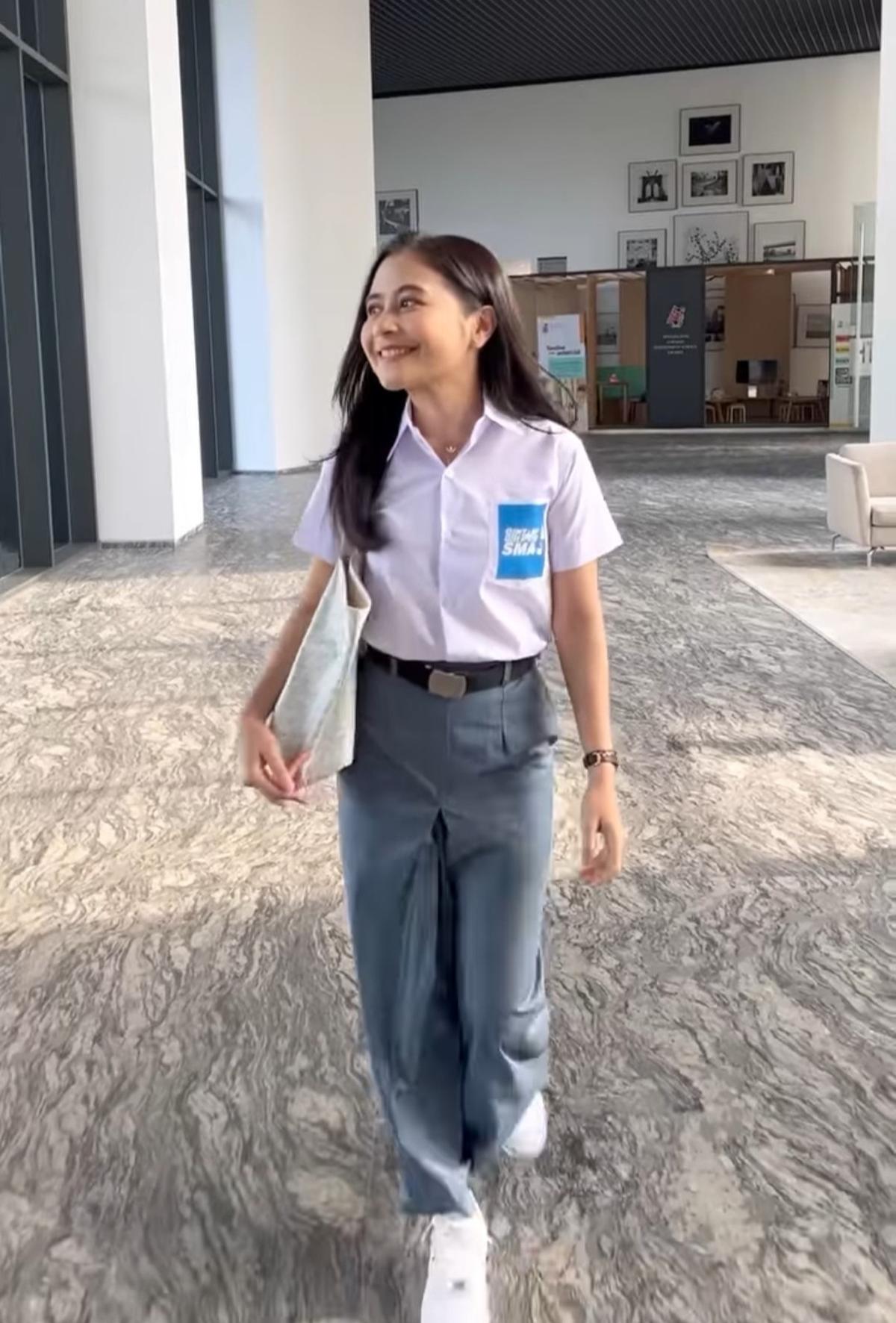 PotrePrilly Latuconsina Tampil Mengenakan Seragam SMA