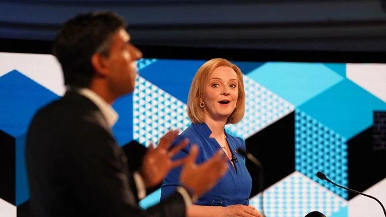 Menteri Luar Negeri Inggris Liz Truss dan mantan kanselir menteri keuangan Rishi Sunak, pesaing untuk menjadi perdana menteri negara berikutnya dalam debat capres. (AFP)