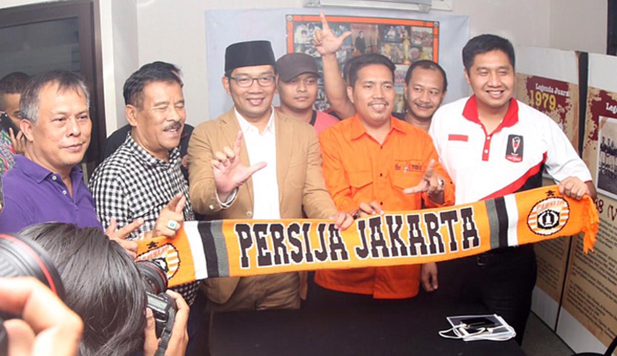 Walikota Bandung, Ridwan Kamil (berpeci hitam) dan manajer Persib, Umuh Muchtar (kedua dari kiri) saat berkunjung ke kantor Persija di Jakarta, Jumat (16/10/2015). (Bola.com/Nicklas Hanoatubun)