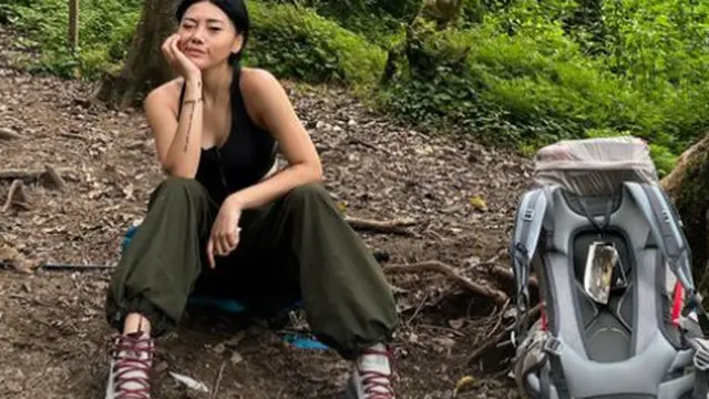 8 Gaya Sporty Wendy Walters Taklukkan Gunung Merbabu dengan Outfit dari Brand Ternama