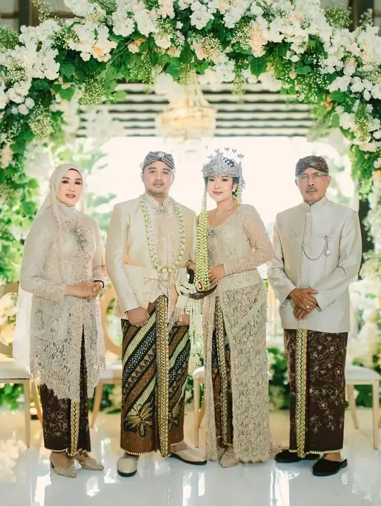 <p>Belum diketahui, Roby dan Hanna melangsungkan pernikahan dimana. Melalui akun instagramnya yang sudah terverifikasi, Roby membagikan beberapa potret dan video pernikahan keduanya. [Instagram/roby_geishaa]</p>