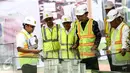 Presiden Jokowi melihat market pembangunan Rusun Atlet Asian Games XVIII saat hadir dalam pengecoran akhir atap atau topping off di Kemayoran, Jakarta, Kamis (29/12). Rusun ini terdiri dari 10 tower dengan jumlah unit 7.424. (Liputan6.com/Faizal Fanani)