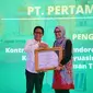 Apresiasi diserahkan langsung oleh Menteri Desa, Pembangunan Daerah Tertinggal & Transmigrasi, Dr. (HC) Drs. A. Halim Iskandar, M.Pd di acara Rapat Koordinasi Transmigrasi Tahun 2024 yang berlangsung di Makassar pada Senin lalu (6/5/2023). (Foto: Istimewa)