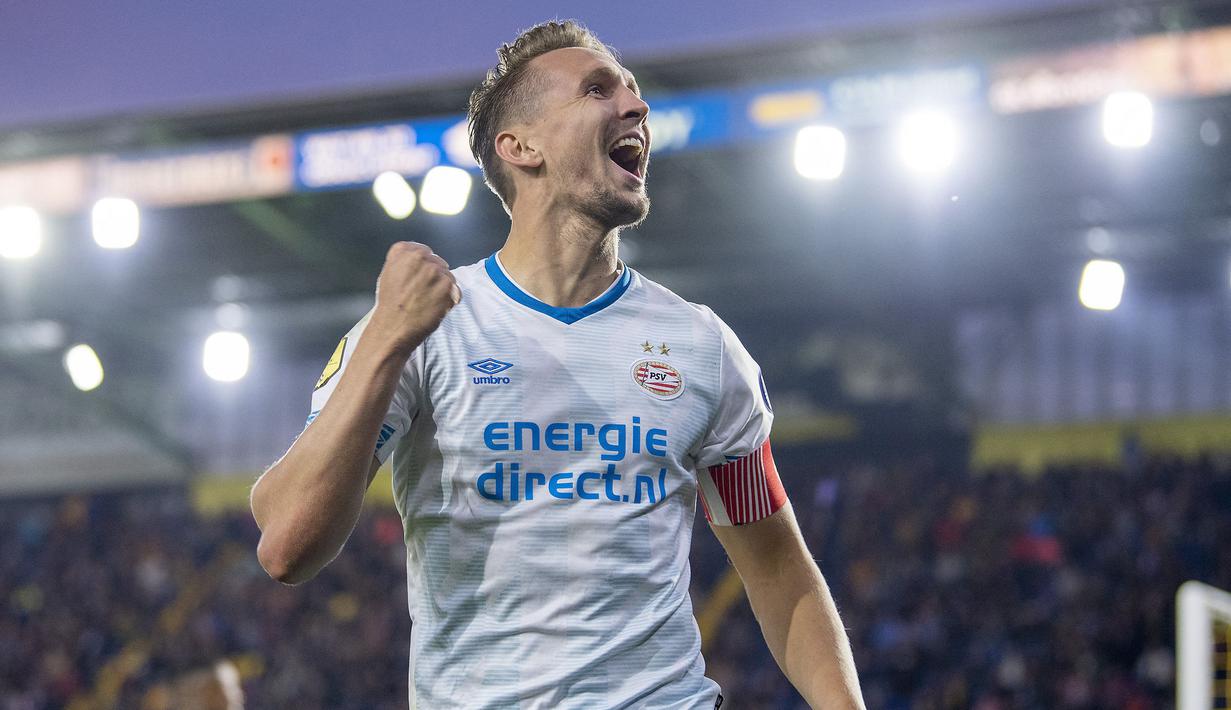 Luuk de Jong. Striker Belanda berusia 31 tahun yang yang mulai musim 2022/2023 akan kembali membela PSV Eindhoven usai dilepas Sevilla dengan mahar 3 juta euro ini sebelumnya pernah memperkuat PSV selama 5 musim mulai 2014/2015 hingga 2018/2019. Pada musim terakhirnya berseragam PSV, ia mampu meraih gelar top skor Liga Belanda bersama-sama dengan Dusan Tadic (Ajax) dengan torehan 34 gol. Dalam 5 musim bersama PSV, ia total tampil dalam 204 laga di semua ajang dengan torehan 112 gol dan 56 assist. (AFP/ANP/Jasper Ruhe)
