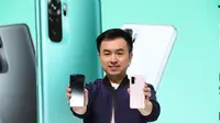 Country Director Xiaomi Indonesia Alvin Tse memamerkan dua smartphone terbaru Xiaomi, Redmi Note 10 dan Redmi Note 10 Pro (Foto: Xiaomi Indonesia).