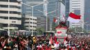 Sejumlah masyarakat menyambut kedatangan Timnas Indonesia U-22 dan kontingen Indonesia saat pawai pawai bertajuk Kira87uara Kontingen SEA Games 2023 yang berlangsung dari Kemenpora hingga Stadion Utama Gelora Bung Karno (SUGBK), Senayan, Jakarta, Jumat (19/5/2023). Acara tersebut merupakan bentuk perayaan keberhasil kontingen Indonesia yang telah melampaui target medali emas di SEA Games 2023 dan kesuksesan Timnas Indonesia U-22 yang telah mengakhiri puasa gelar 32 tahun di SEA Games 2023. (Bola.com/Bagaskara Lazuardi)