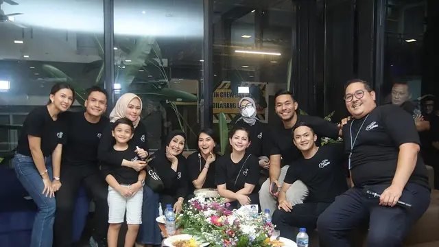 Suasana tasyakuran sinetron Takdir Cinta yang Kupilih SCTV tembus 300 episode (Foto: instagram cutkeke_xavier)