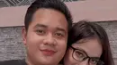Momen romantis Putri Isnari dan calon suami saat dinner ini jadi perhatian tersendiri. Keduanya tampil serasi usai melangsungkan momen foto prewedding di area tambang batu bara. (Liputan6.com/IG/@da4_putri03)