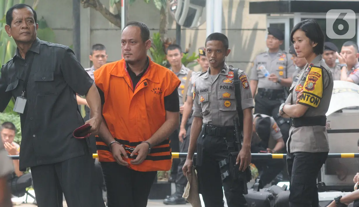 Kasubbag Protokol Pemerintah Kota Medan nonaktif, Syamsul Fitri Siregar dikawal petugas akan menjalani pemeriksaan oleh penyidik di Gedung KPK, Jakarta,  Rabu (6/11/2019). Syamsul diperiksa sebagai saksi untuk tersangka Wali Kota Medan Dzulmi Eldin. (merdeka.com/Dwi Narwoko)