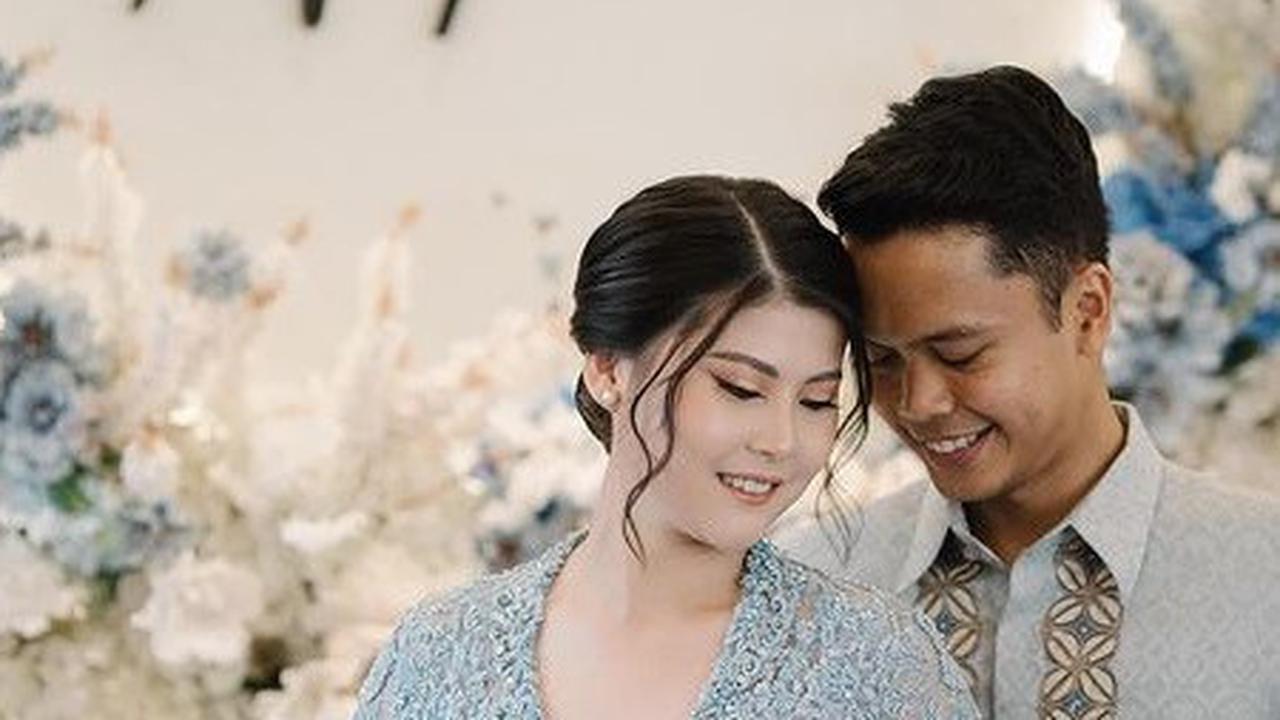 Baik Anthony maupun Mitzi keduanya sama-sama memeluk agama Kristen. Kesamaan kepercayaan dalam beragama ini membuat hubungannya tak kesulitan naik pelaminan.