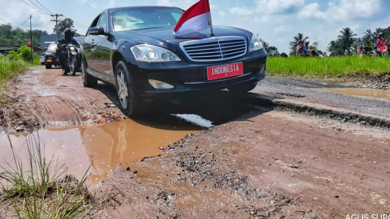 Jokowi Tidur Pulas Lewati Jalan Rusak