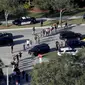 Setidaknya 17 orang tewas dan 17 lainnya dilarikan ke rumah sakit dalam penembakan di sebuah sekolah menengah di Parkland, Florida, pada Rabu, 14 Februari 2018 waktu setempat. (Mike Stocker/South Florida Sun-Sentinel via AP)