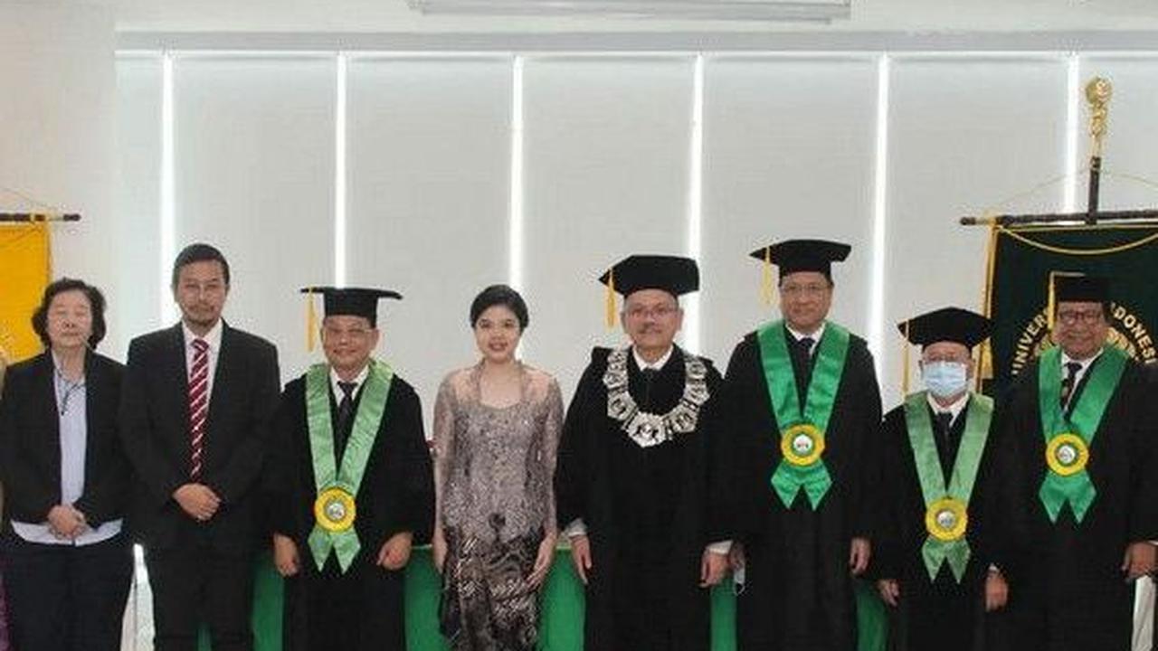 Ia berhasil meraih gelar doktor dari Universitas Indonesia pada usia yang mengagumkan, yakni saat berusia 30 tahun.