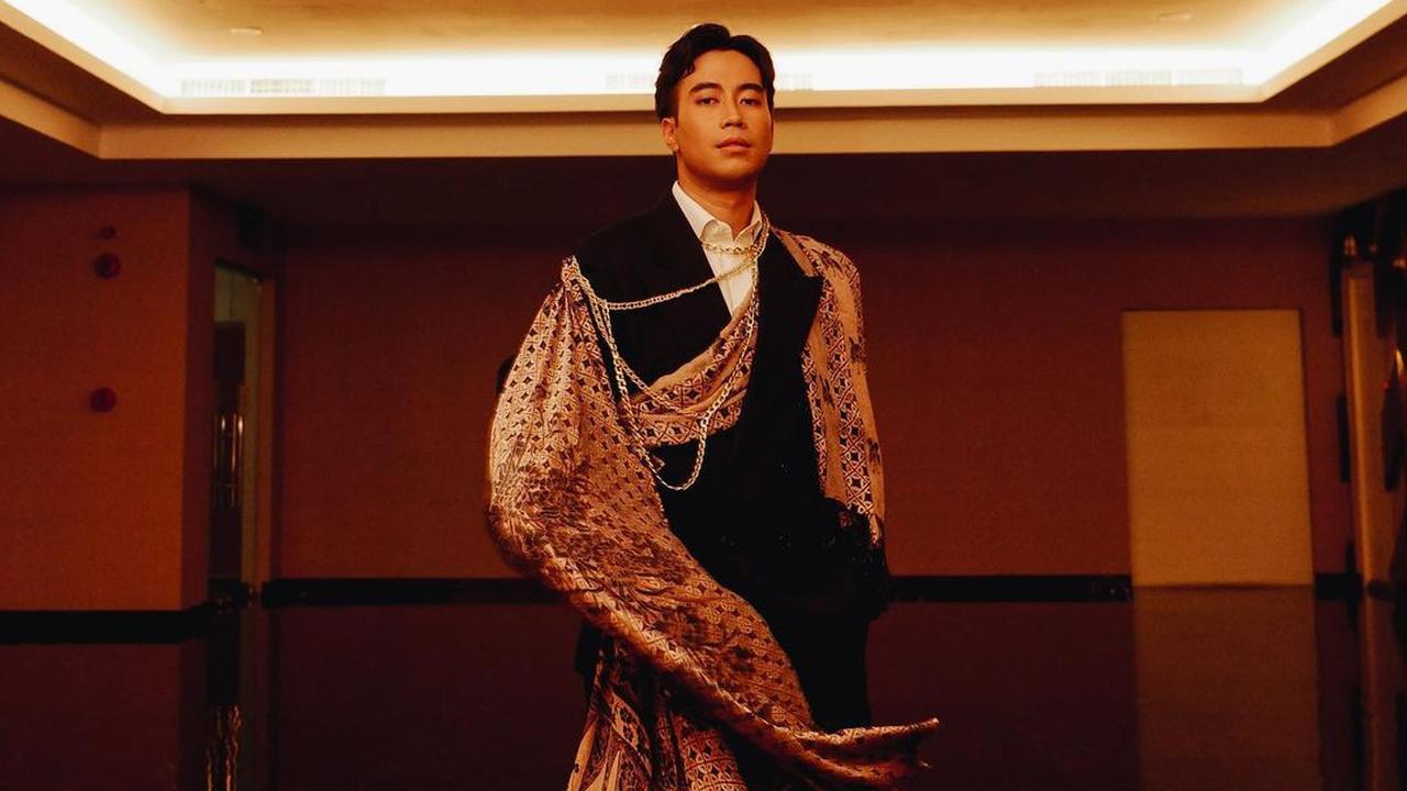 Ketika Vidi Aldiano Konsisten Berbatik Saat Manggung