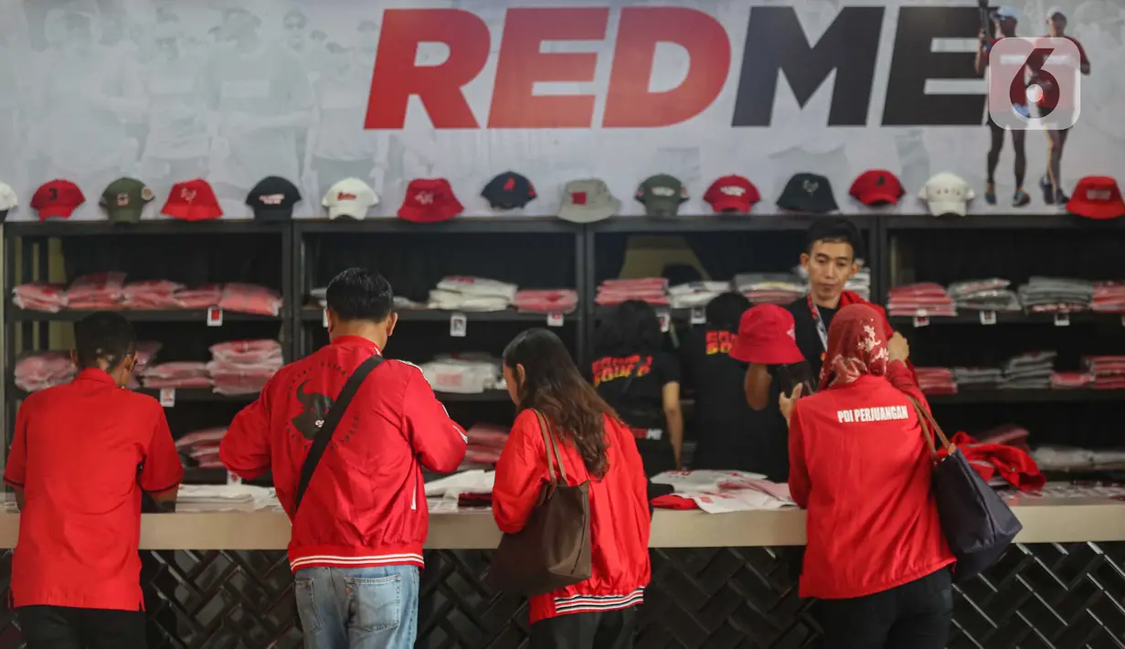 Stand pameran usaha mikro, kecil, dan menengah (UMKM) binaan PDIP di sekitar lokasi Rapat Kerja Nasional (Rakernas) ke-V PDI Perjuangan di Beach City International Stadium, Ancol, Jakarta, Sabtu (25/5/2024). (Liputan6.com/Angga Yuniar)