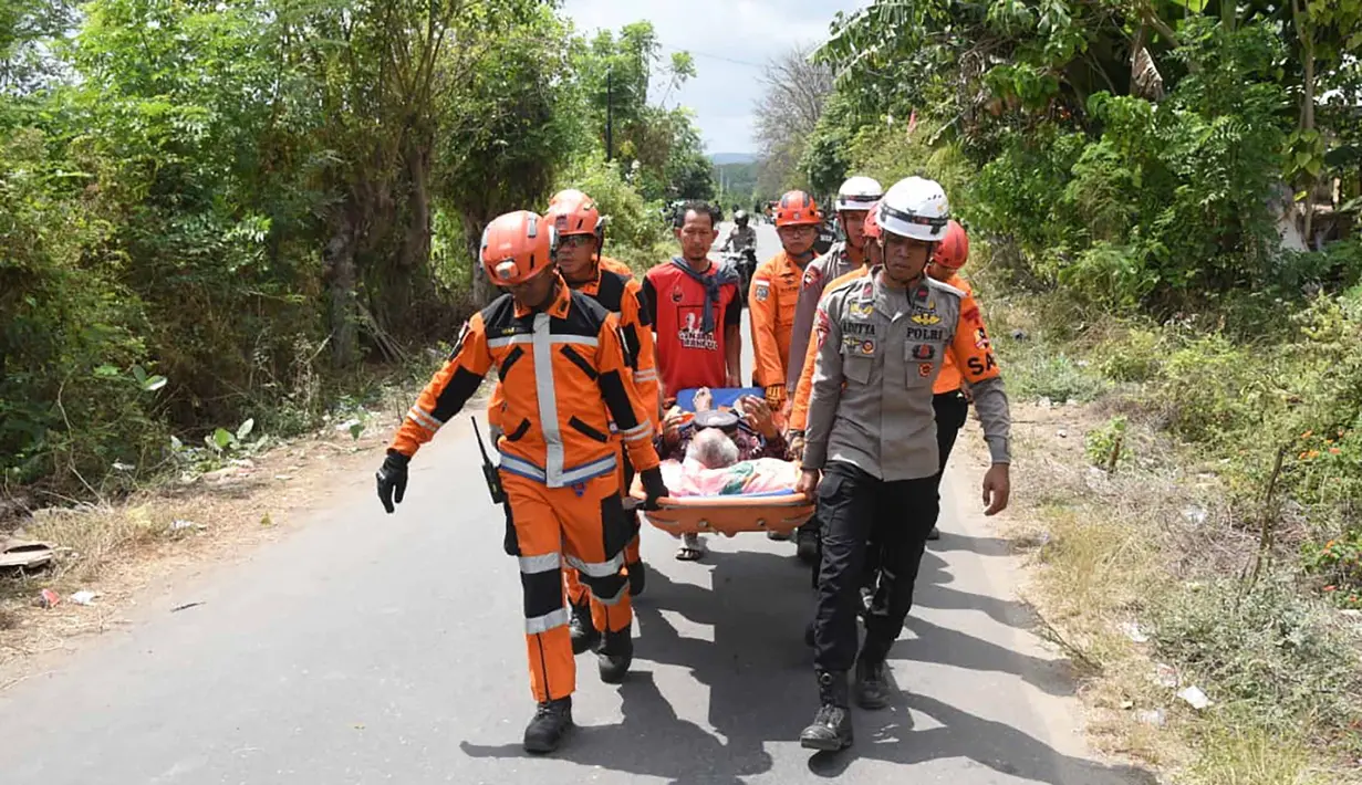 Tim SAR Gabungan mengevakuasi penduduk rentan pascagempa bumi di Kabupaten Manggarai Timur, Nusa Tenggara Timur, Kamis, 20 Agustus 2026. (Basarnas)