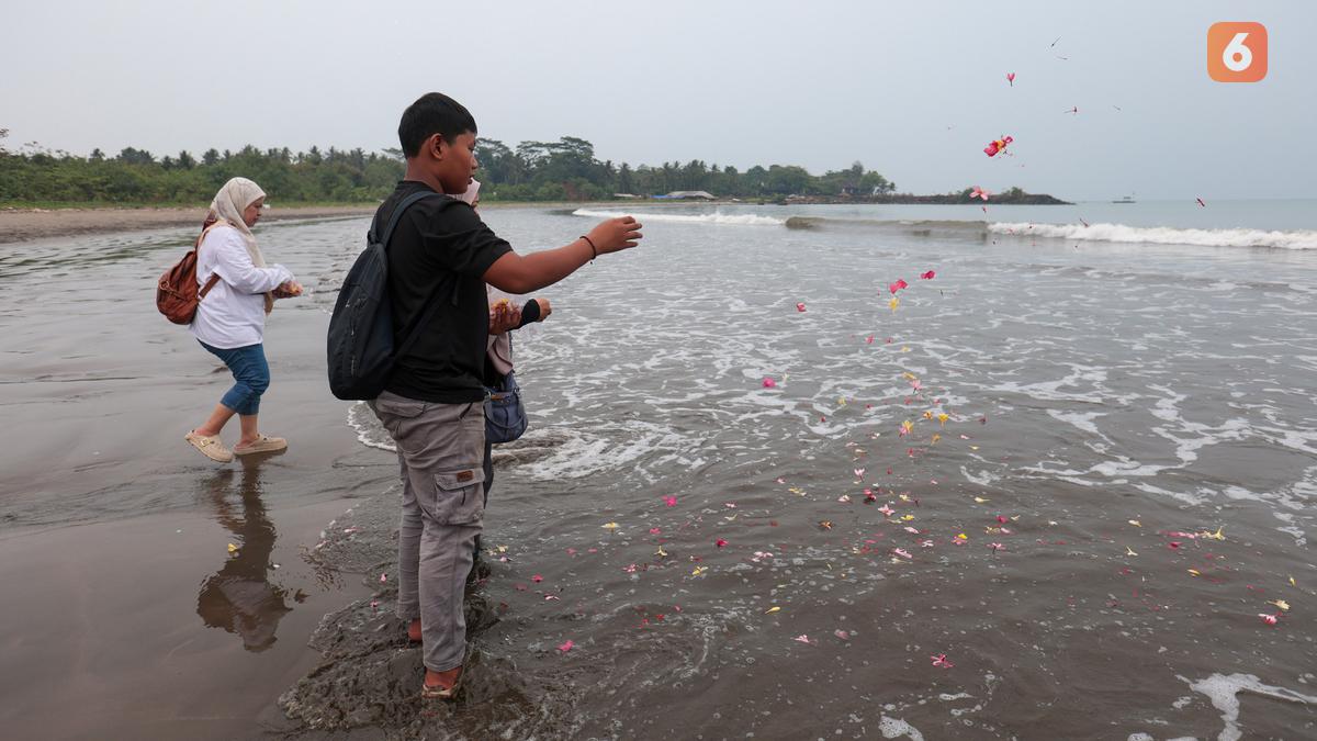 Keluarga Tabur Bunga di Laut untuk Jurnalis dan Kru Arupadhatu 1