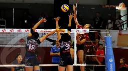 Smash keras dari pemain Jakarta Pertamina Energi Amalia (7) tidak mampu diblok Manokwari Valeria Papua Barat dalam laga lanjutan Proliga yang digelar di Hall A Senayan Jakarta (Liputan6.com/Helmi Fithriansyah)