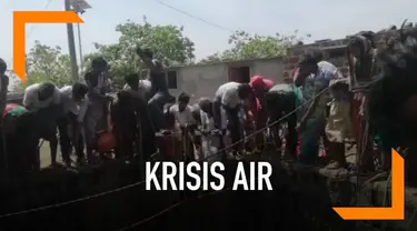 Krisis air dialami warga Desa Chimmegaon, India. Warga pun berebutan ketika bantuan air dari pemerintah datang.