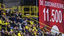 JUMLAH PENONTON DI STADION DIBATASI: Suporter saat menyaksikan pertandingan antara SC Freiburg melawan Borussia Dortmund pada laga Bundesliga, Sabtu (3/10/2020). UEFA mengizinkan penonton hadir hanya 30 persen dari kapasitas stadion. (AP Photo/Martin Meissner)
