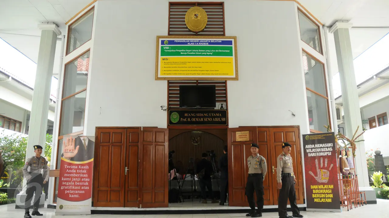 Kuasa hukum Abu Bakar Baasyir, Achmad Michdan (tengah) menyimak putusan sidang lanjutan permohonan PK di PN Jakarta Selatan, Selasa (1/12/2015). Majelis memutuskan pemeriksaan permohonan PK dilimpahkan ke PN Cilacap. (Liputan6.com/Helmi Fithriansyah)