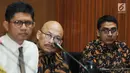 Wakil Ketua KPK, Laode M Syarif bersama Anggota Pansel MK Mas Achmad Santosa dan Zainal Arifin memberi keterangan kepada awak media usai melakukan pertemuan dengan KPK, Jakarta, Senin (9/7). (Merdeka.com/Dwi Narwoko)