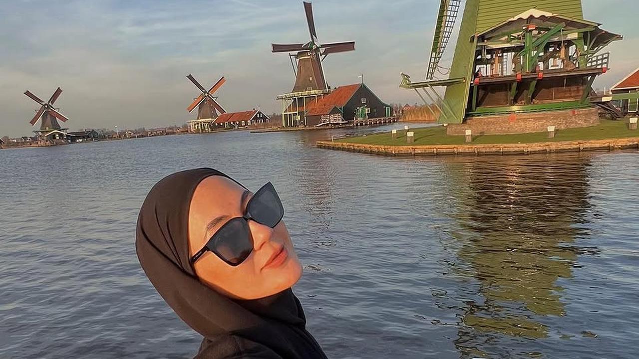 Makin Cantik Bersinar, Potret Terbaru Paula Verhoeven Pakai Outfit Serba Hitam di Belanda: Malah Disebut Lagi Pulang Kampung