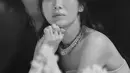 Song Hye Kyo memamerkan potret hitam putih dirinya mengenakan kalung dari Chaumet. Cantik dengan rambut berponi, Hye Kyo tampak mengenakan strapless top. [Foto: Instagram/kyo1122]