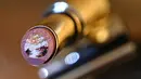 Lipstik bergambar pemandangan karya seniman mikro Hasan Kale, Istanbul, Turki, 23 Agustus 2019. Hasan Kale fokus pada lukisan skala mini atau micro painting selama lebih dari 20 tahun. (OZAN KOSE/AFP)