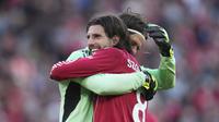 Dominik Szoboszlai merayakan kemenangan Liverpool atas Arsenal bersama Alisson Becker (AP Photo/Jon Super)