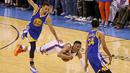 Pemain Warriors, Stephen Curry #30 menghalangi pemain OKC Thunder, Russell Westbrook #0 yang terjatuh saat Final Wilayah Barat NBA Playoffs 2016 di Chesapeake Energy Arena, Oklahoma, (24/5/2016).  (Kevin Jairaj-USA TODAY Sports)