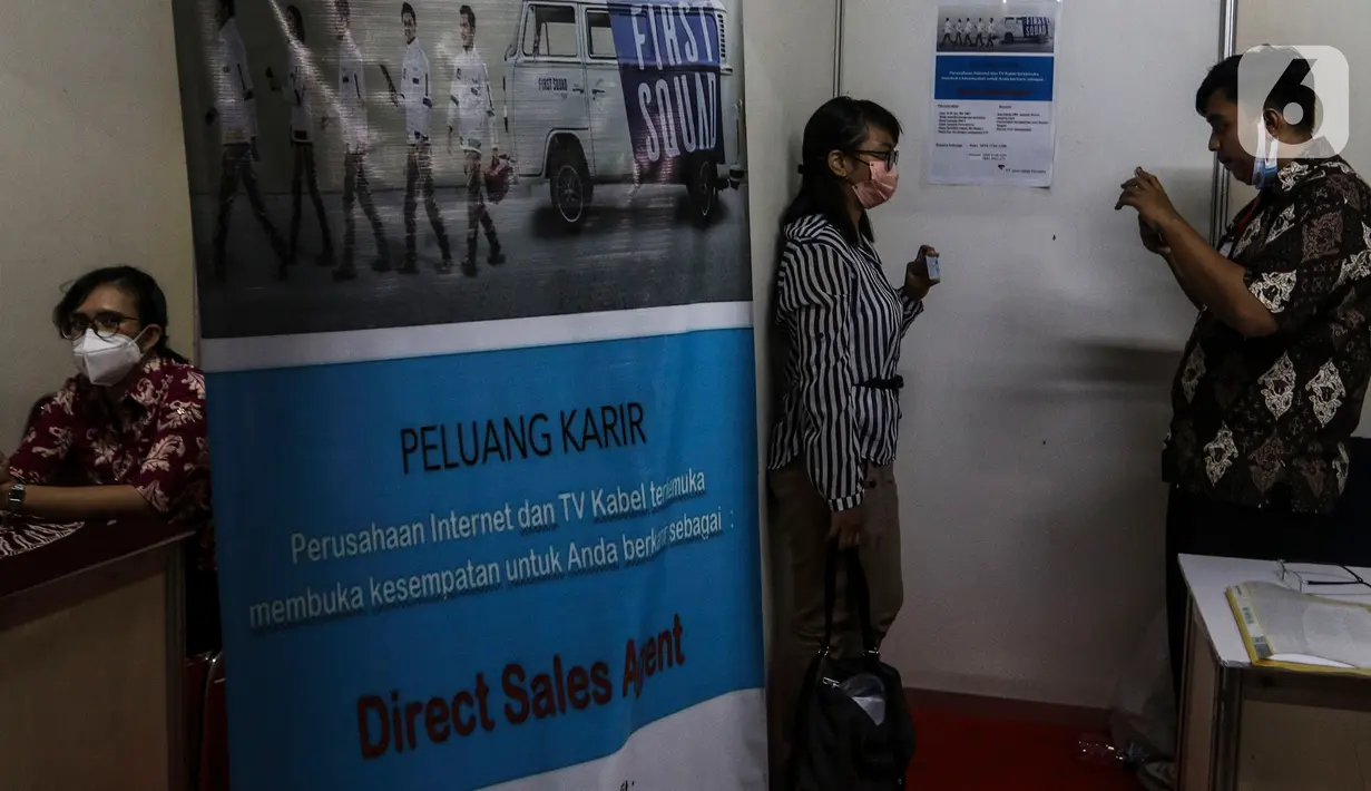 Pencari kerja melakukan wawancara secara langsung di salah satu stan perusahaan pada acara "Jakarta Job Fair" di Pasaraya Blok M, Jakarta, Kamis (28/7/2022). Dinas Tenaga Kerja, Transmigrasi, dan Energi Provinsi DKI Jakarta menggelar pameran bursa kerja tersebut di lima wilayah kota administrasi Jakarta mulai 27 Juli hingga 11 Agustus 2022 mendatang. (Liputan6.com/Johan Tallo)
