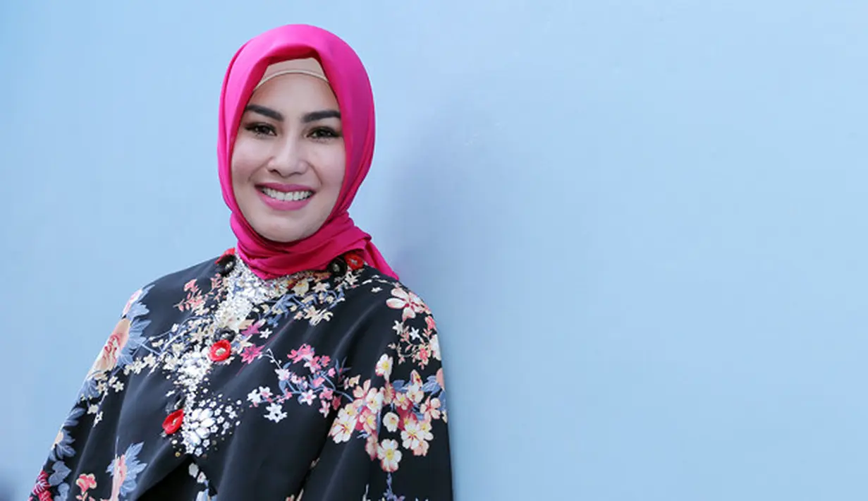 Banyak yang bertanya-tanya dengan keputusan Kartika dengan keputusannya tampil dengan menutup auratnya. Saat ditemui usai menghadiri salah satu acara televisi swasta, perempuan biasa disapa Karput itu mengungkapkan alasannya. (Deki Prayoga/Bintang.com)