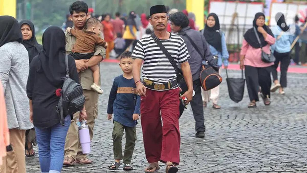 Warga Padati Perayaan Lebaran Betawi 2025 di Monas