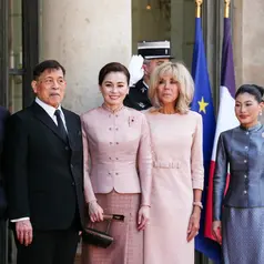 Di Élysée Palace akhir Juni 2026, Ratu Suthida dan Brigitte Macron kompak memilih pink pastel—dua interpretasi: royal feminin klasik dan modern minimalis.(Photo by Dimitar DILKOFF / AFP)