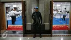 Petugas paspampres dengan senjata lengkap berjaga didepan pintu pada acara yang dihadiri Presiden, di Jakarta, Senin (18/1). Pengamanan ketat terhadap Presiden dilakukan pasca teror bom pada Kamis (14/1) dikawasan MH.Thamrin. (Liputan6.com/Faizal Fanani)