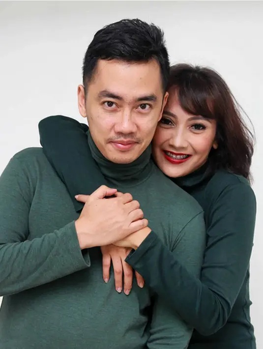 Dalam pernikahan yang terlihat sederhana itu, bintang film Sang Pencerah itu tampak mengenakan setelan jas putih. Sedangkan sang istri dengan gaun warna biru muda. (Instagram/ vinachan00)