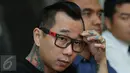 Ekspresi Kiki Mirano saat memberi keterangan pers di Komnas Perlindungan Anak, Jakarta, Kamis (28/4). Kiki Mirano mendatangi Komnas PA untuk memberikan penjelasan terkait laporan istrinya, Sheila Marcia beberapa waktu lalu. (Liputan6.com/Herman Zakharia)