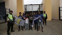 Brimob berjaga di Stadion Si Jalak Harupat, Bandung, Sabtu (24/10/2015). Pengamanan ini untuk pelaksanaan pertandingan Persib Bandung vs Malaysia selection. (Bola.com / Nicklas Hanoatubun)