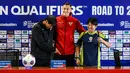 <p>Gestur pelatih Timnas Indonesia, Shin Tae-yong (kiri) saat membandingkan tinggi badan penerjemahnya Jeong Seok-seo atau Jeje dengan Jay Idzes saat konferensi pers menjelang laga lanjutan putaran ketiga grup C Kualifikasi Piala Dunia 2026 melawan Jepang di Stadion Utama Gelora Bung Karno (SUGBK), Senayan, Jakarta, Kamis (14/11/2024). (Bola.com/Bagaskara Lazuardi)</p>