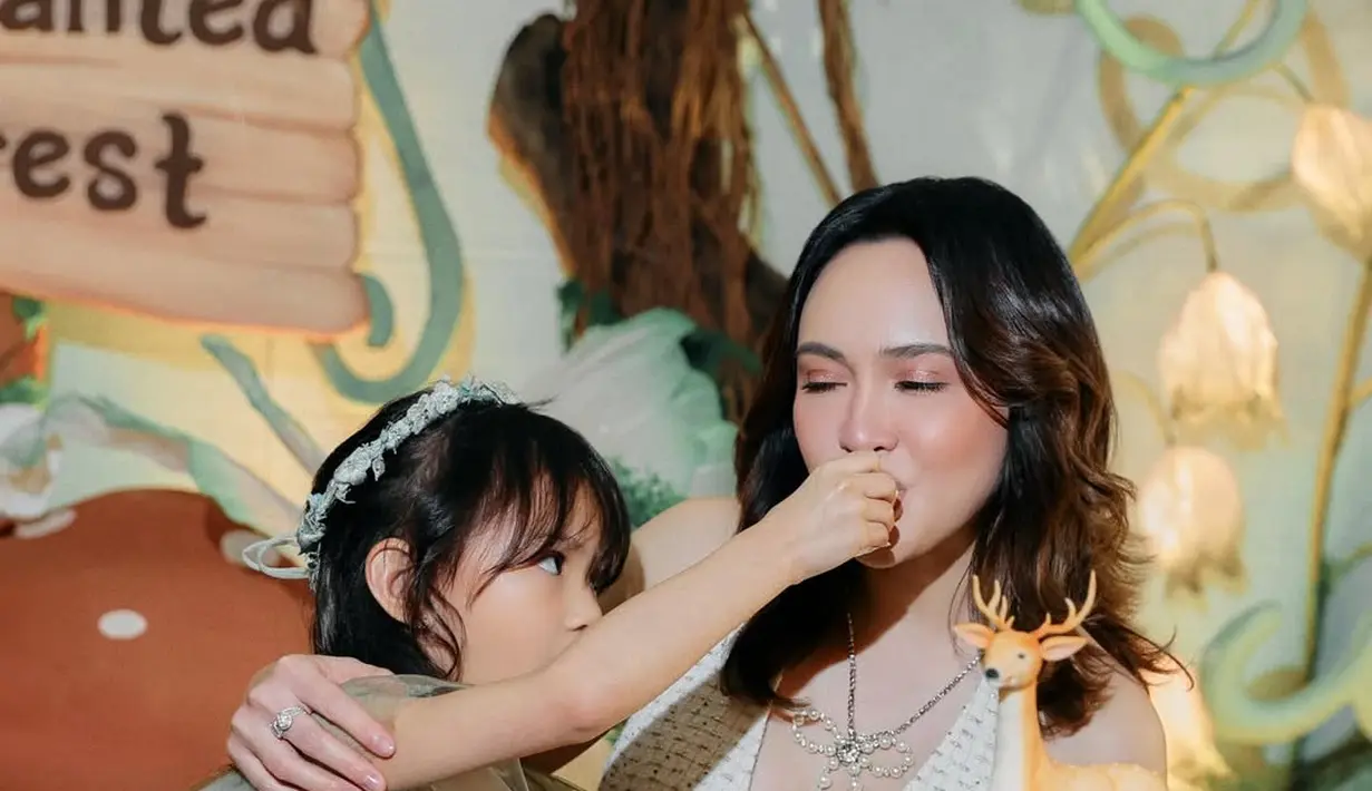 Ia juga kenakan jam tangan Audemars Pigeut berwarna emas pink yang dibanderol dengan harga Rp1 milyar. Jam tangan ini pernah dipakai Rihanna saat melahirkan anak ketiganya [@shandyaulia]