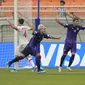 Pemain Argentina Ian Subiabre (kiri) merayakan golnya bersama rekan setimnya Agustin Ruberto dalam pertandingan Grup D Piala Dunia U-17 2023 melawan Polandia di Jakarta International Stadium, Jakarta, Jumat, 17 November 2023. (AP Photo /Achmad Ibrahim)