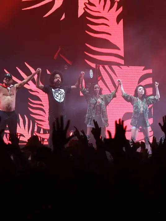 Tak ketinggalan Major Lazer yang terkenal dengan hits ‘Lean On’ menutup DWP hari pertama di panggung Mad Decent. Hingga dini hari Sabtu (12/12/2015) pun semangat party goers tidak berkurang. (Galih W. Satria/Bintang.com)