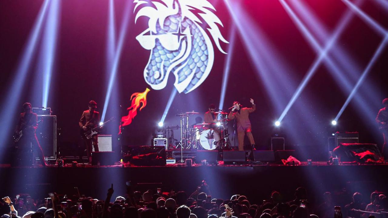 Penampilan grup band The Changcuters saat memeriahkan Titik Kumpul Festival 2024  di Stadion Madya GBK, Jakarta, Sabtu (27/4/2024). Tahun ini, Titik Kumpul Festival mengusung tema 'Nusantara Punya Kita' yang menampilkan musisi dalam negeri lintas genre da