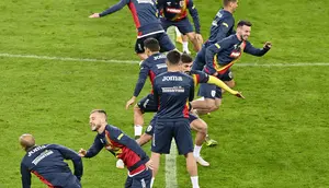 Para pemain timnas Rumania melakukan pemanasan selama sesi latihan di Hamburg, Jerman, Kamis (7/10/2021). Timnas Rumania akan menantang Jerman dalam laga lanjutan Grup J Kualifikasi Piala Dunia 2022 zona Eropa di Volksparkstadion, Sabtu dini hari WIB. (John MACDOUGALL/AFP)